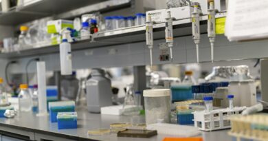 Laboratoriebord fyldt med videnskabeligt udstyr til udvikling og test