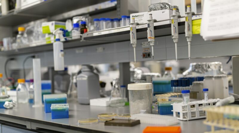 Laboratoriebord fyldt med videnskabeligt udstyr til udvikling og test