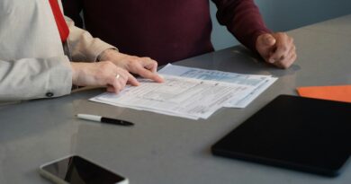 To personer gennemgår dokumenter og budget ved et bord