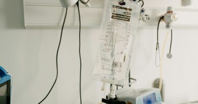 Hospitalsstue med monitor og medicinsk udstyr ved sengen