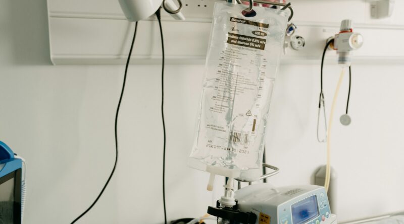 Hospitalsstue med monitor og medicinsk udstyr ved sengen