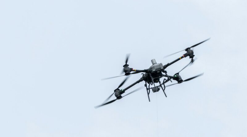 En drone flyver mod en overskyet himmel under en testflyvning